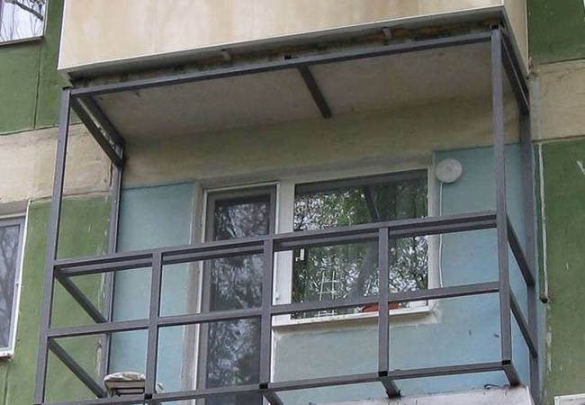 Альтернативное остекление балкона оргстеклом вместо стекла Нахабино